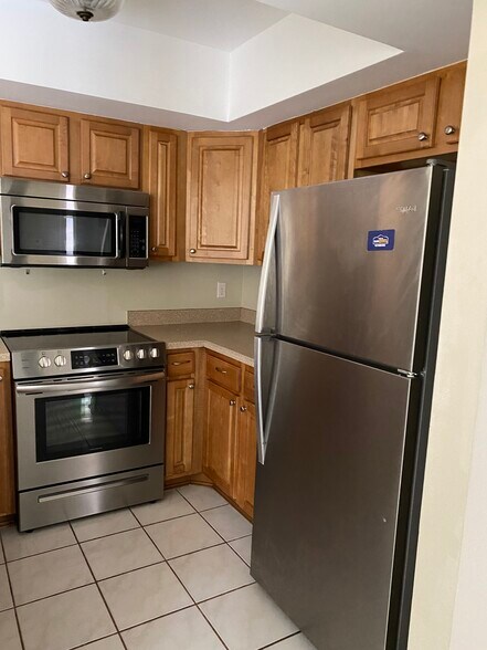 Building Photo - 1530 SE Royal Green Cir