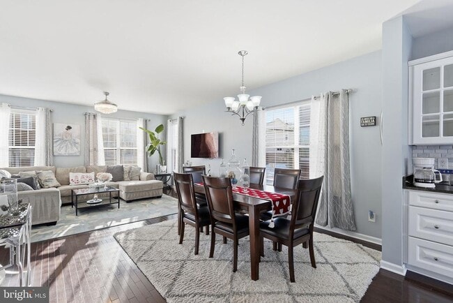 Building Photo - 9052 Isabel Ln