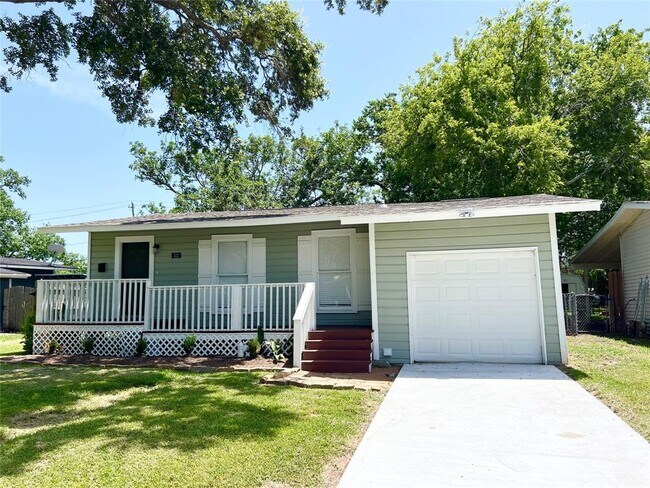 Primary Photo - 322 Azalea St
