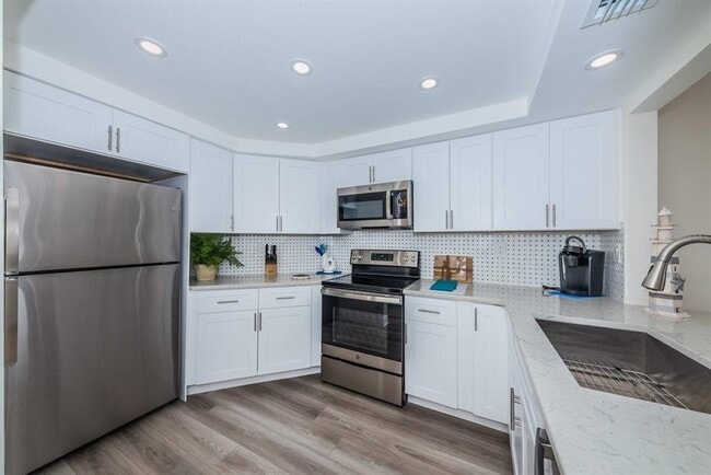 Building Photo - 6357 Bahia Del Mar Blvd S