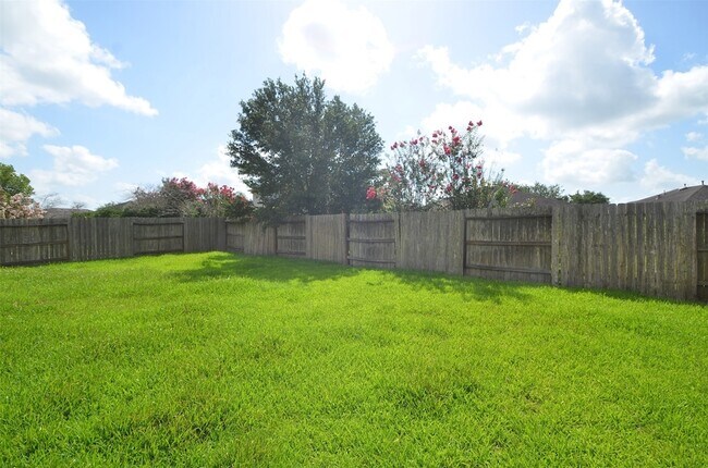 Building Photo - 915 Butterfly Ln