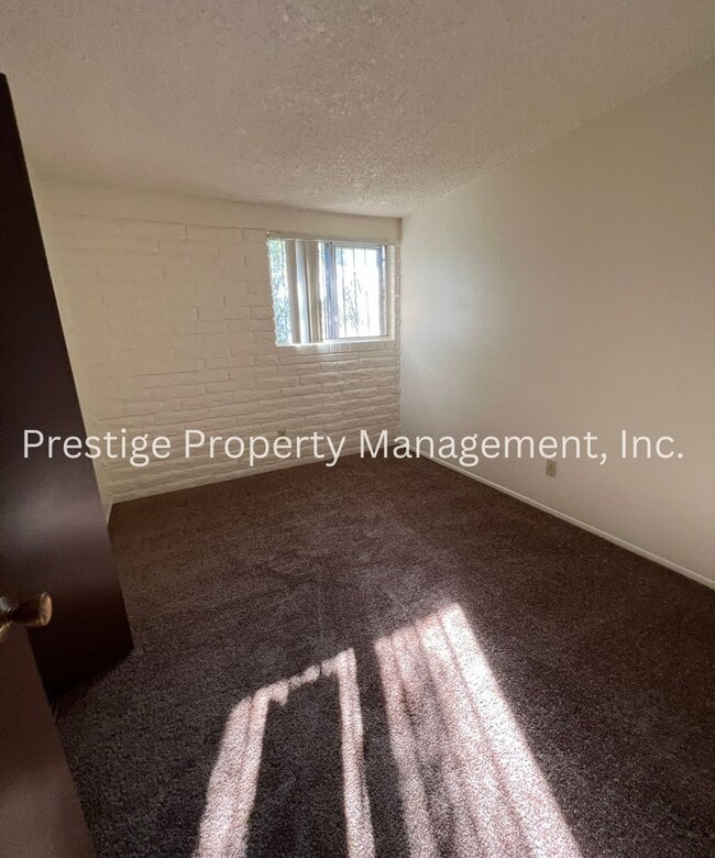 Building Photo - 4bd/2ba Southeast home with HUGE Backyard