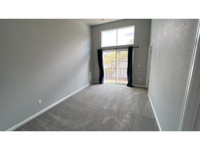 Building Photo - New three-story town home in revitalized I...