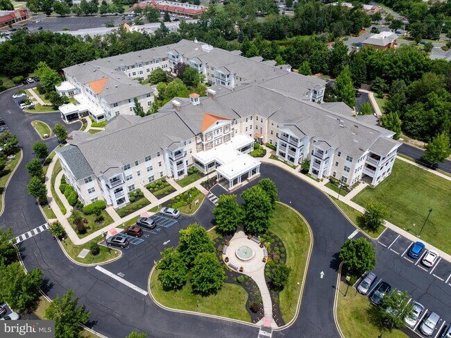 Building Photo - 170 E Greentree Rd