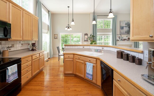 Building Photo - Spacious 4 bedroom home close to Southpoint! Available October 1st