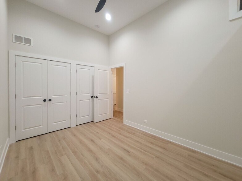 Building Photo - 3829 N Southport Ave