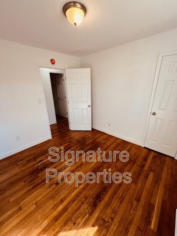 Building Photo - 211 Deerfield Dr