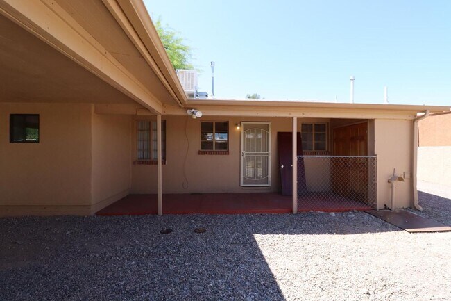 Building Photo - 3 Bedroom 2 Bathroom
