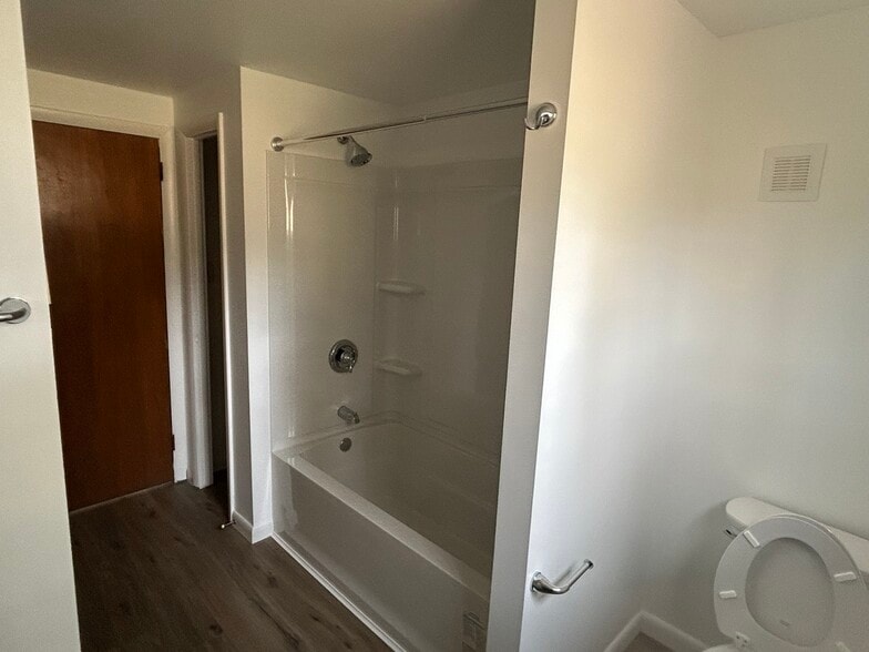 Bathroom w/tub - 1520 Harvey Ln