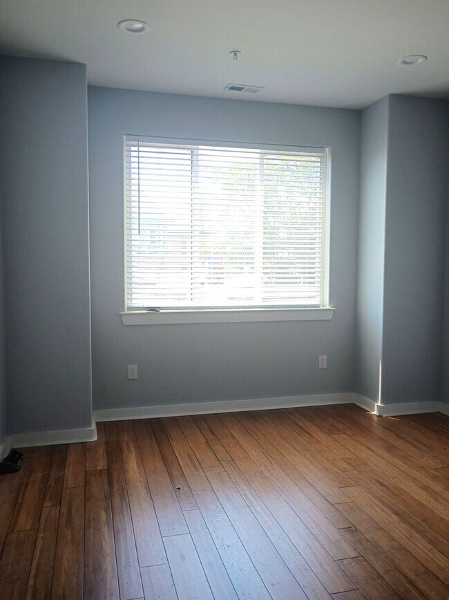 Building Photo - Stunning 4-Bedroom Townhome in Grays Ferry! Available NOW!