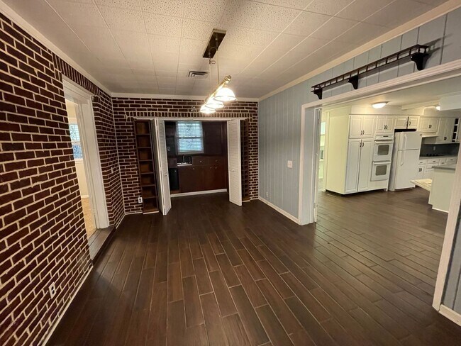 Building Photo - Downtown Nashville Charming Traditional Home