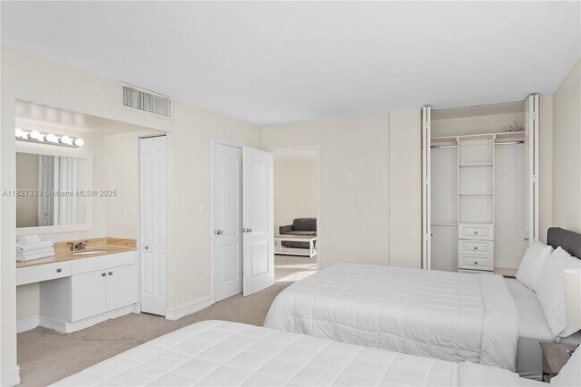 Building Photo - 9440 W Bay Harbor Dr