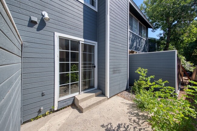 Building Photo - One car garage Townhouse