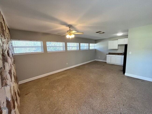 Building Photo - Simple & small 2BR Duplex