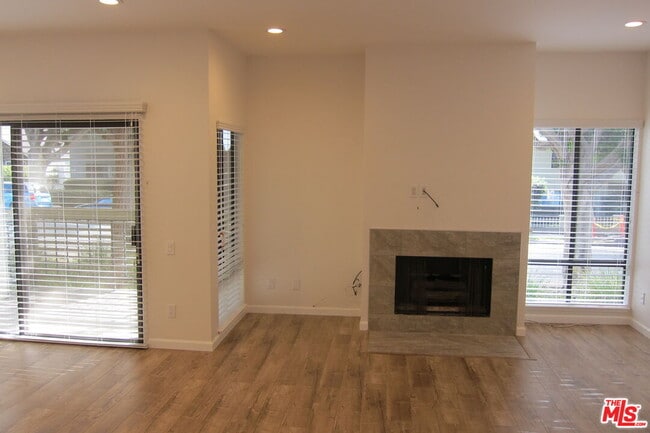 Building Photo - 2909 Arizona Ave