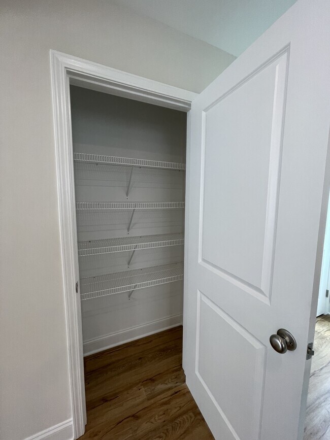 Building Photo - 1944 Lynnbrook Ave