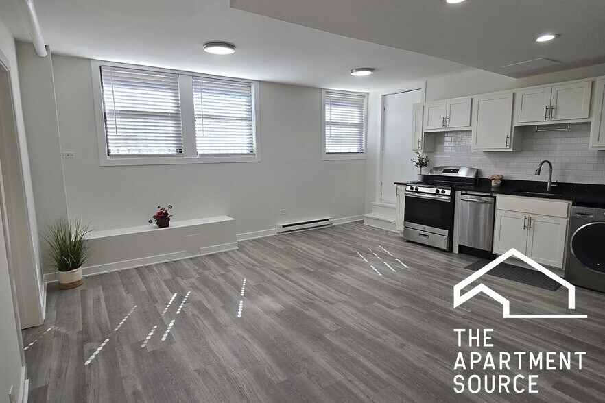 Building Photo - 732 W Roscoe St