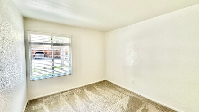 Building Photo - Light, Bright, and Lovely Ground Level Con...