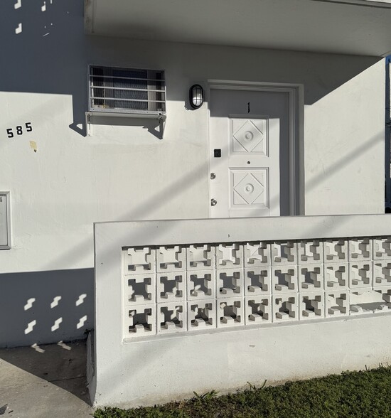 Building Photo - 585 SW 13th Ave