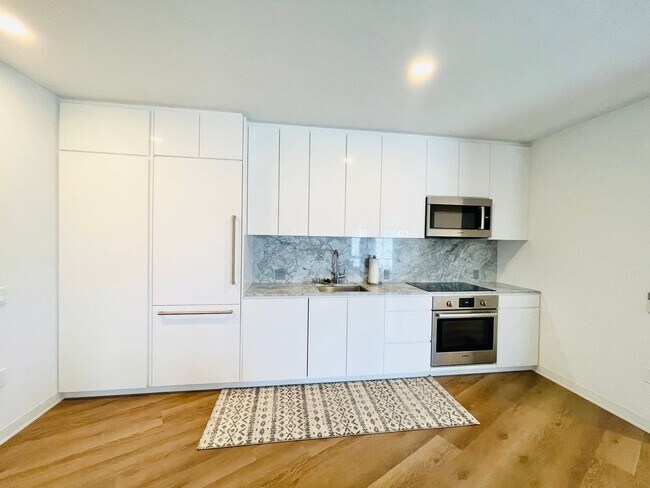 Building Photo - READY TO MOVE IN 1 bed, 1 bath Unit in A'a...