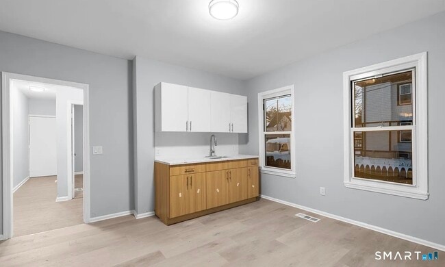 Building Photo - 303 Poplar St