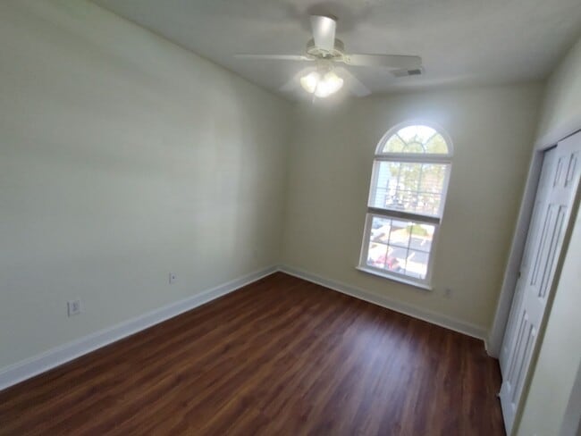 Building Photo - MOVE IN READY! 3rd Floor Condo with BEAUTIFUL Pond View! Central Location!