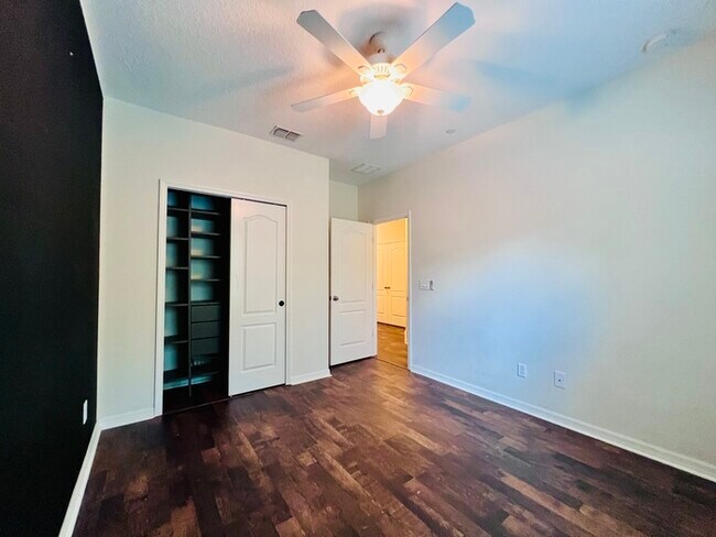 Building Photo - Gorgeous 3 bedroom, 2½ bath, 2 STORY townhome