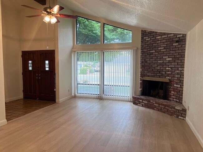 Building Photo - Spacious Greenhaven duplex with fresh paint, new laminate floors and vaulted ceilings.