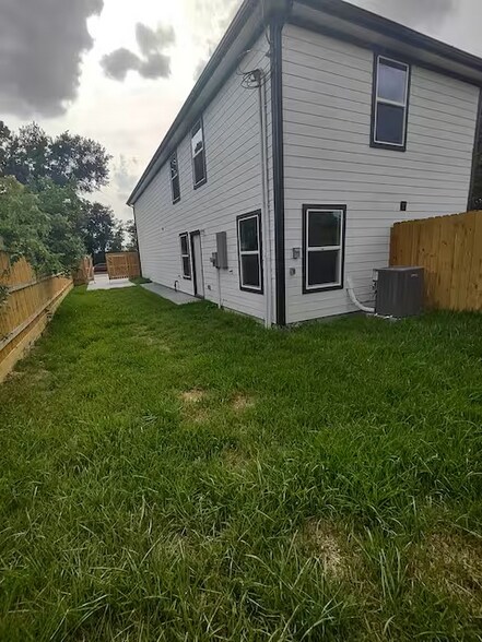 Building Photo - 5212 Ina St