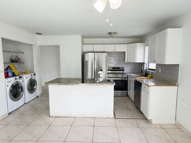 Building Photo - 6822 SW 130th Ave