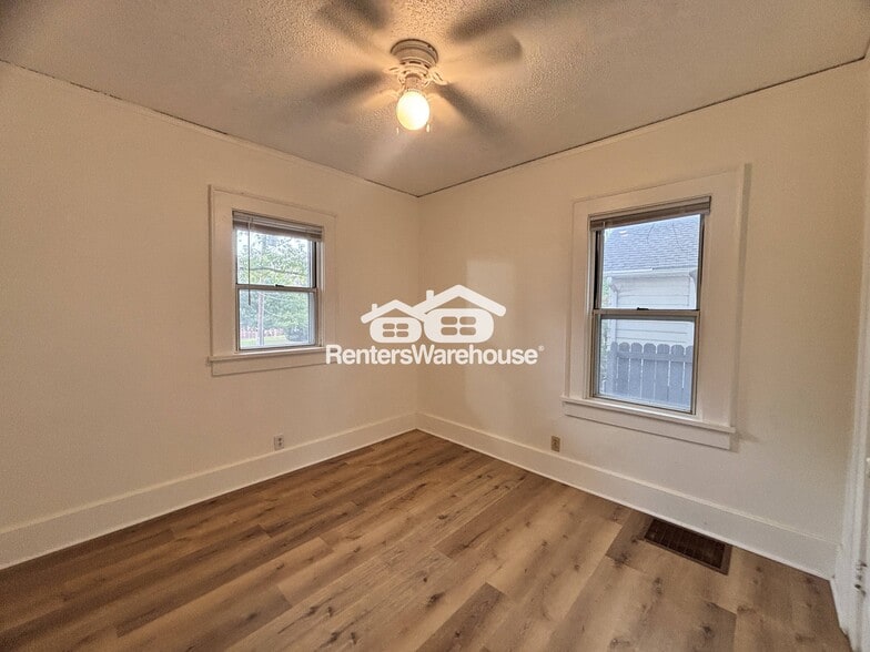 Building Photo - 1229 Merle Hay Rd