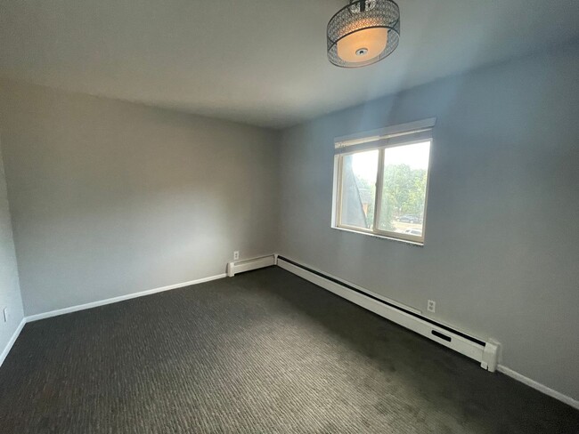 Building Photo - FALL PRE-LEASING! 3 Bed 1.5 Bath Condo on ...