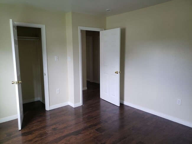 Building Photo - 3 Bedroom Home 2 bath