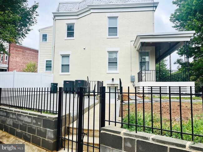 Building Photo - 1319 C St NE
