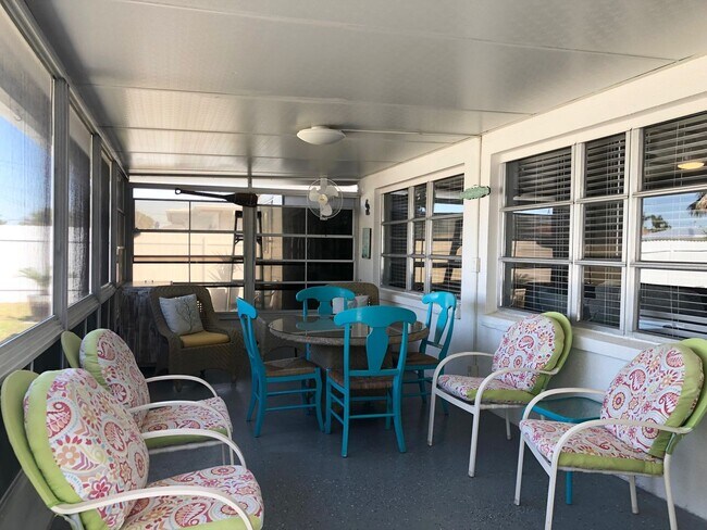 Building Photo - Experience this Short Term Furnished Off season Single Family 2/2 Pool home.
