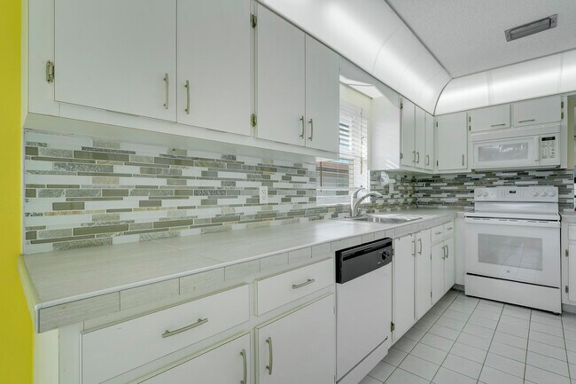 Building Photo - 13679 Date Palm Ct