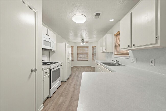 Building Photo - 5425 Yale Dr