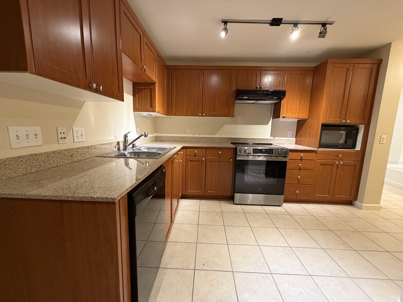 Building Photo - 1818 Moore Blvd