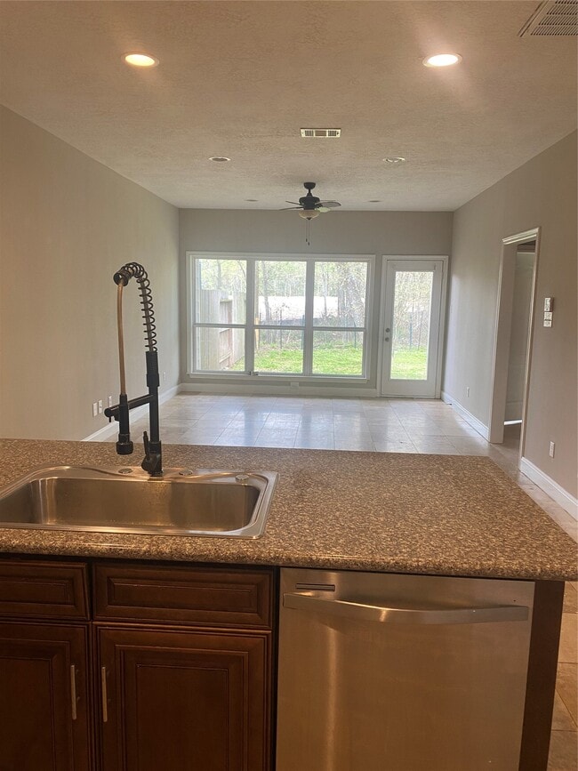 Building Photo - 307 Covecrest Dr