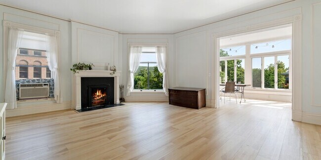 Primary Photo - The Sinclaire House - Solarium Apartment