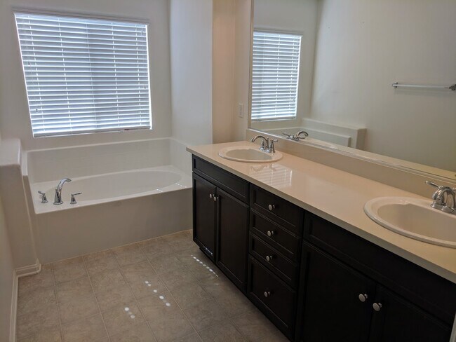 Building Photo - Available Now! Clean and move in ready 4 Bedroom Home in Murrieta