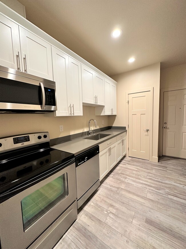 Primary Photo - Quarter Deck Apartment