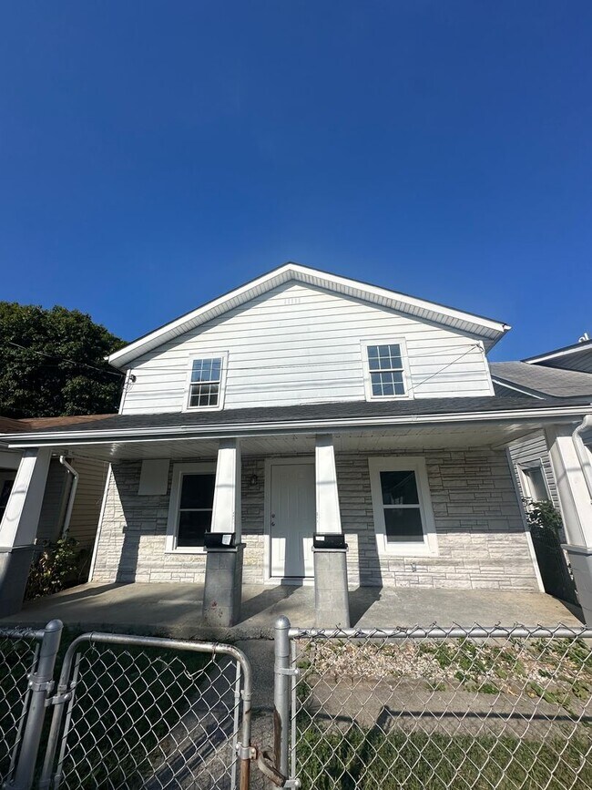 Building Photo - CHARMING, 1 BEDROOM UPPER LEVEL DUPLEX AVAILABLE NOW!