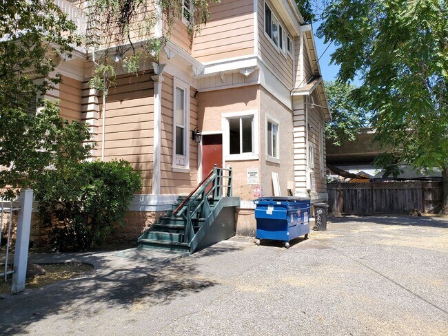 Building Photo - Spacious Upstairs Studio, Fresh Paint, Wood Laminated Flooring, Utilities Included!