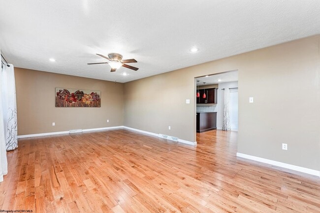 Building Photo - 670 Killarney Dr