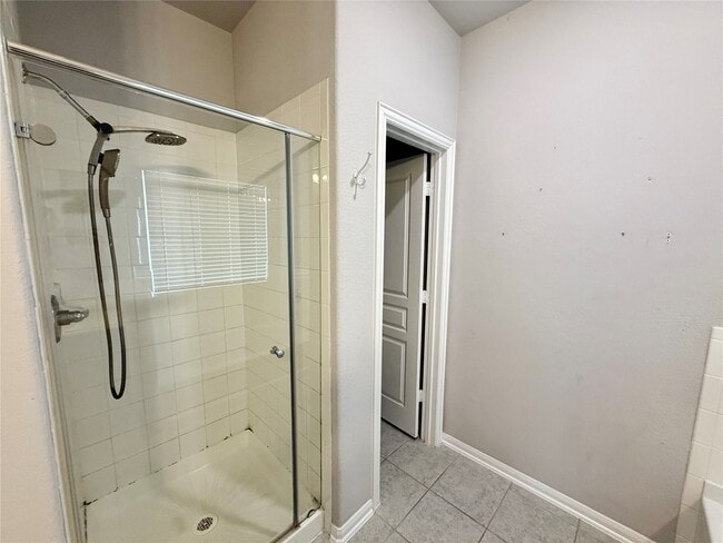 Building Photo - 18665 Legend Oaks Dr