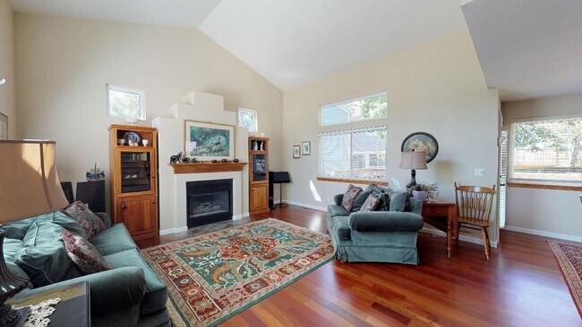 Building Photo - Beautiful sunny home