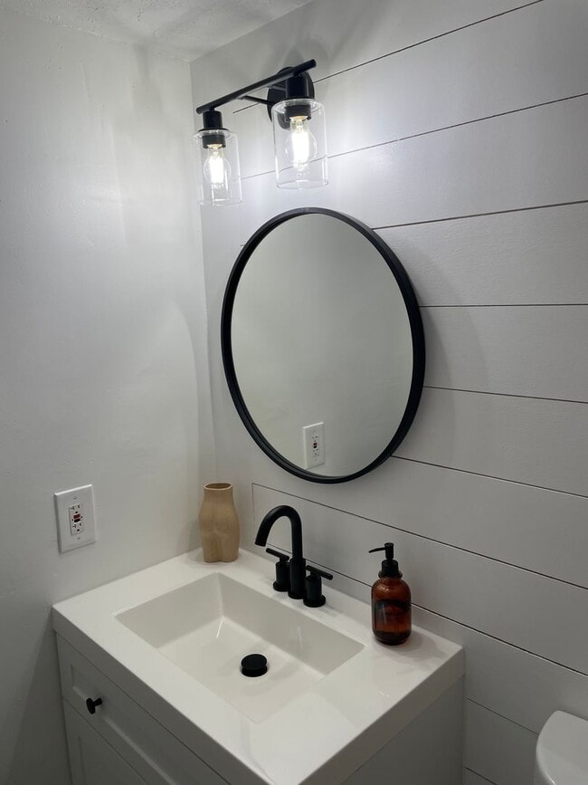 Building Photo - 2 Bedroom Condo in Winding Lake - Sunrise ...