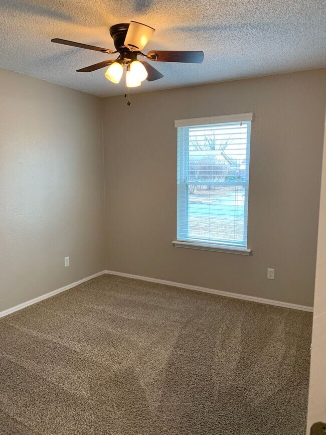 Building Photo - This super cute home features a beautiful ...