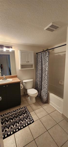 Building Photo - 1023 Villa Cir